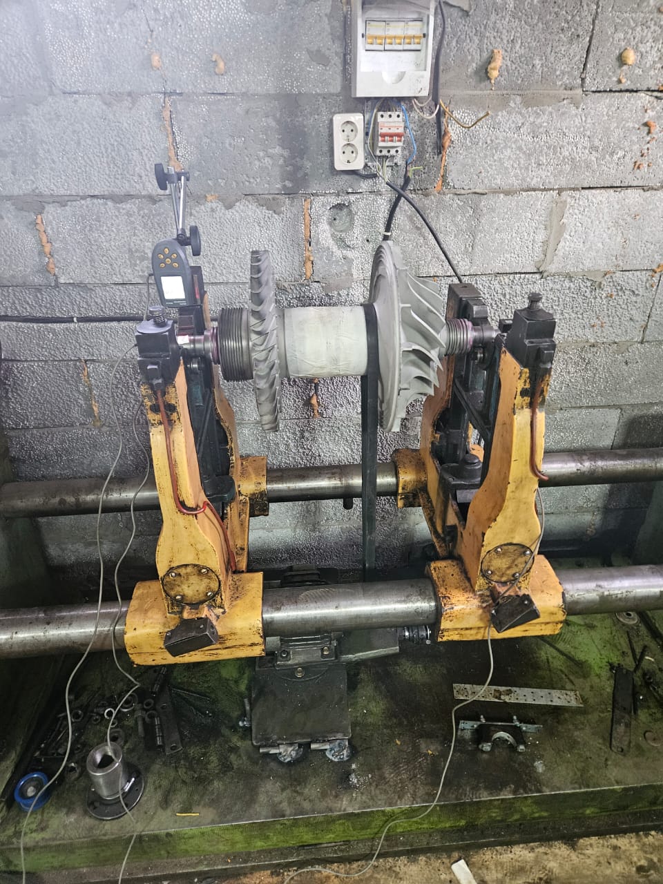 Modernisierter Auswuchtstand mit Balanset-1A OEM bei der Arbeit an einem Rotor.