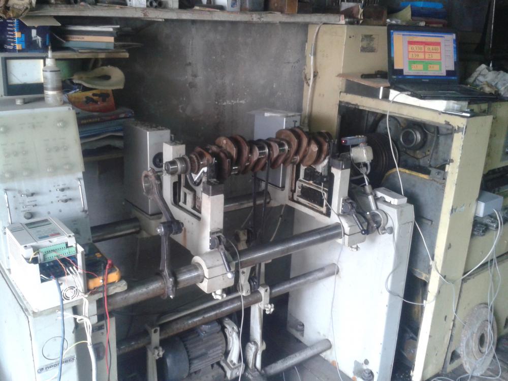 Nahaufnahme der Integration des Balanset-1A OEM in die Steuerung eines alten Auswuchtständers.